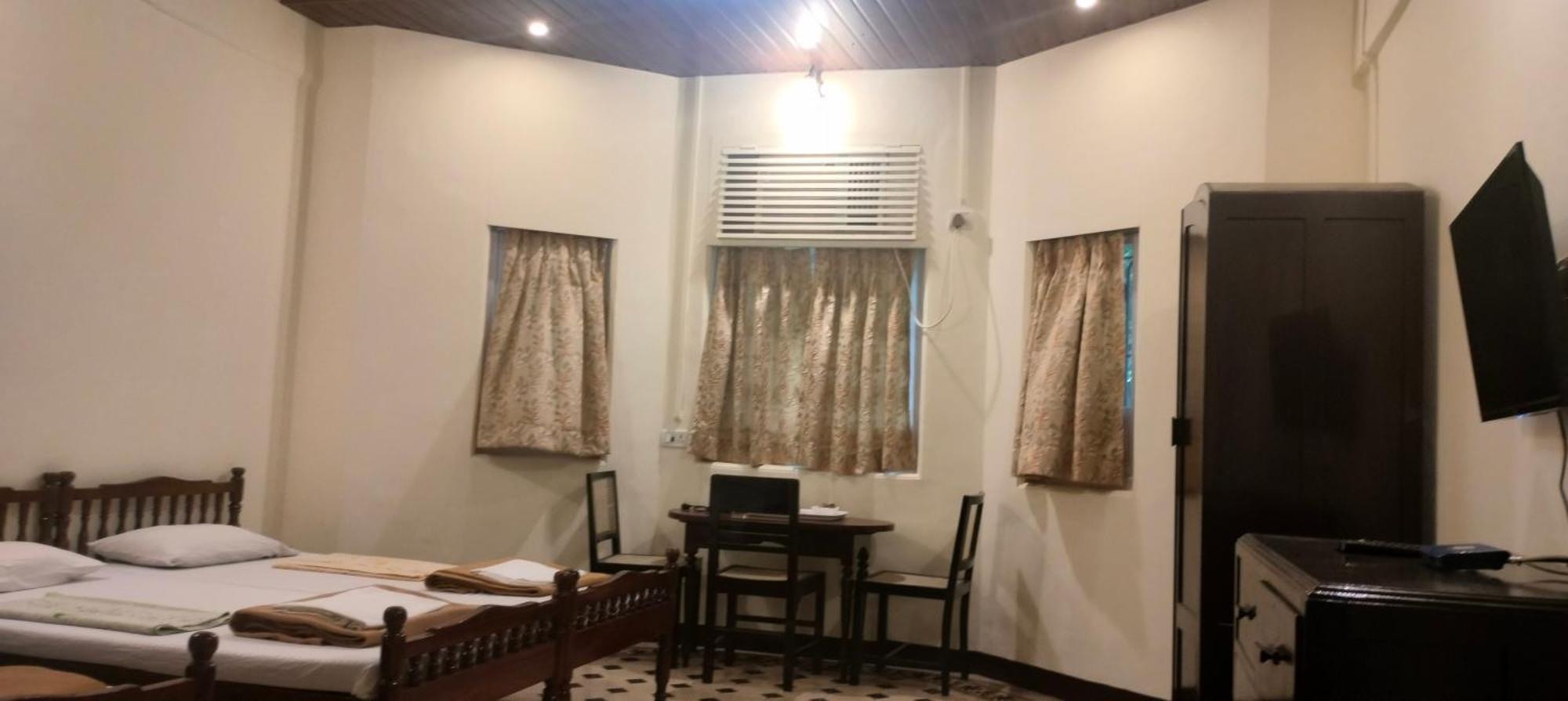 Bentleys Hotel Mumbai  Buitenkant foto