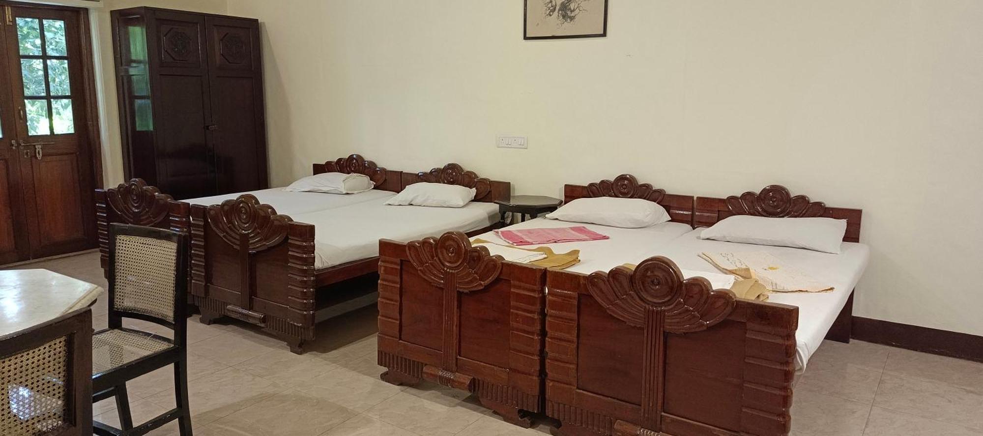 Bentleys Hotel Mumbai  Buitenkant foto